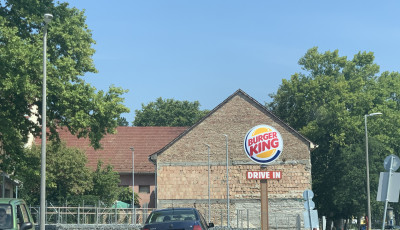 Felker&uuml;lt a Burger King log&oacute; &eacute;s a felirat is az &eacute;p&uuml;letre
