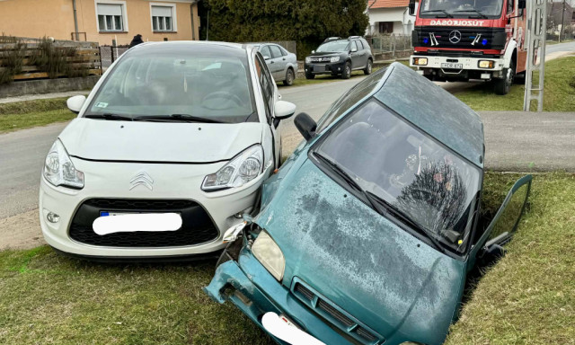 K&eacute;t aut&oacute; &uuml;tk&ouml;z&ouml;tt a Balatonn&aacute;l