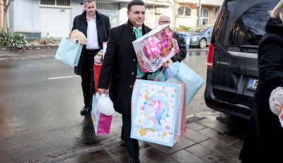 J&aacute;t&eacute;kokat &eacute;s egy l&eacute;gz&eacute;sseg&iacute;tő k&eacute;sz&uuml;l&eacute;ket adom&aacute;nyozott M&aacute;ga Zolt&aacute;n a kaposv&aacute;ri k&oacute;rh&aacute;z gyermekoszt&aacute;ly&aacute;nak