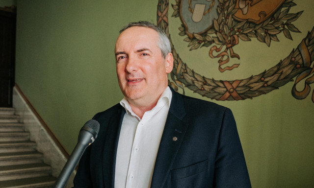 Nadrai felf&uuml;ggesztette volna Szit&aacute;t, de m&eacute;g az ellenz&eacute;ki k&eacute;pviselők se szavazt&aacute;k meg - VIDE&Oacute;