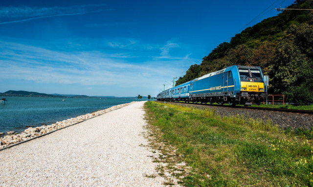 Egy utas szorult a Balatonra tart&oacute; InterCity v&eacute;c&eacute;j&eacute;be