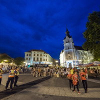 Elkergette az eső a fiatalokat a Kossuth térről - GALÉRIA
