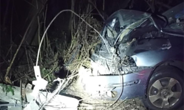 Villanyoszlopnak &uuml;tk&ouml;z&ouml;tt egy aut&oacute; Nagyat&aacute;don