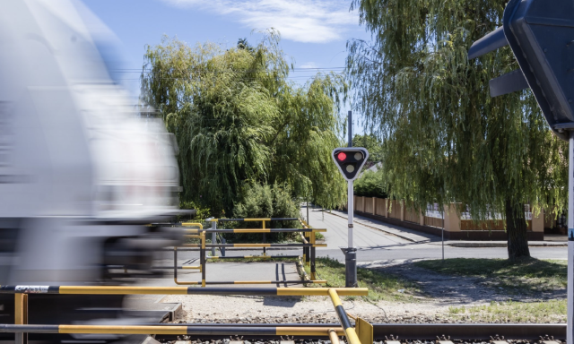 Ker&eacute;kp&aacute;rost g&aacute;zolt az InterCity Balatonfenyvesen