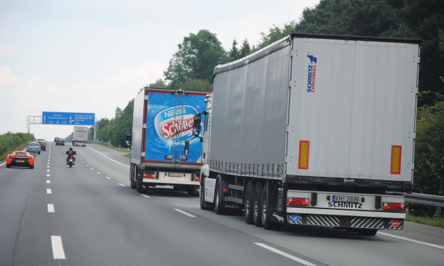 40 tonn&aacute;s kamionnal r&eacute;szegen cik&aacute;zott az M7-esen, elvett&eacute;k a jogsij&aacute;t - P&aacute;r &oacute;ra m&uacute;lva ugyan&uacute;gy ment tov&aacute;bb