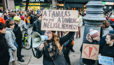 A v&aacute;laszt&oacute;i korhat&aacute;r cs&ouml;kkent&eacute;se val&oacute;j&aacute;ban a demokr&aacute;cia kisz&eacute;les&iacute;t&eacute;se