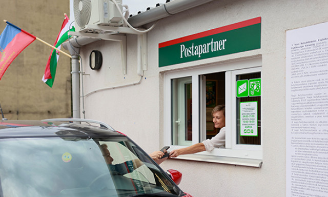 Megnyitott az első magyar &quot;drive-through&quot; posta