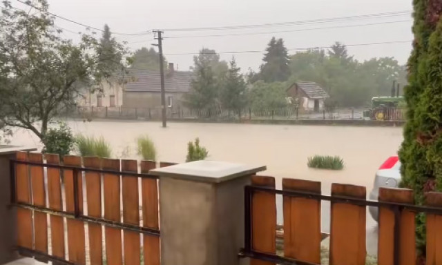 Durva vill&aacute;m&aacute;rv&iacute;z csapott le Somogyra, Cs&ouml;k&ouml;lyt sz&oacute; szerint elmosta az eső - VIDE&Oacute;