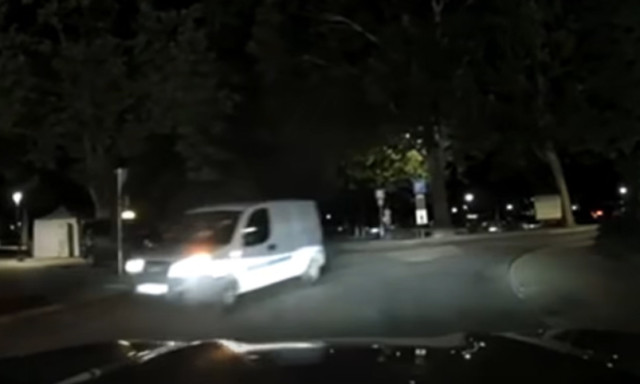 Hulla r&eacute;szegen, kacs&aacute;zva, deffekttel menek&uuml;lt a rendőr&ouml;k elől Si&oacute;fokon - VIDE&Oacute;