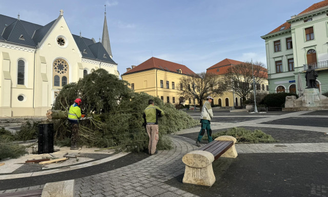 Elvitt&eacute;k a kar&aacute;csonyf&aacute;t a Kossuth t&eacute;rről