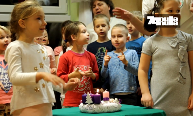 A Honv&eacute;d utcai ovi Advent &uuml;nnep&eacute;n j&aacute;rtunk