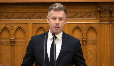 Magyar P&eacute;ter bemutatta a 2027-es k&ouml;lts&eacute;gvet&eacute;st: cs&ouml;kken az SZJA, dupl&aacute;z&oacute;dik a csal&aacute;di p&oacute;tl&eacute;k, &eacute;rkezik a nyugd&iacute;jas SZ&Eacute;P-k&aacute;rtya
