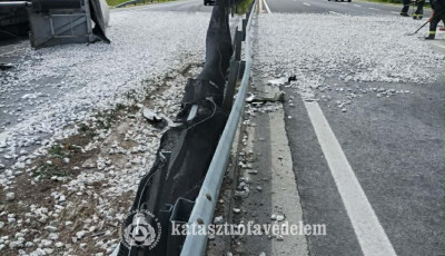 Kavicsot sz&aacute;ll&iacute;t&oacute; kamion borult fel az M7-esen