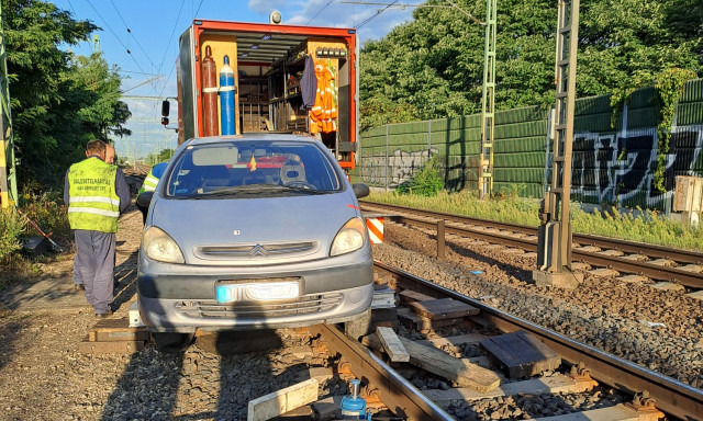 Aut&oacute; a s&iacute;neken - Hajsz&aacute;lon m&uacute;lt a vas&uacute;ti katasztr&oacute;fa Nagyt&eacute;t&eacute;nyben