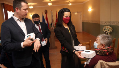 A korm&aacute;ny szerint szerződ&eacute;s bizony&iacute;thatja, hogy a Fidesz hozz&aacute;f&eacute;rhetett a Gondos&oacute;ra felhaszn&aacute;l&oacute;inak adataihoz