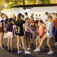 Elkergette az eső a fiatalokat a Kossuth térről - GALÉRIA