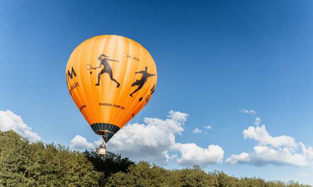 Cs&uuml;t&ouml;rt&ouml;k este is felsz&aacute;llnak a hől&eacute;gballonok!