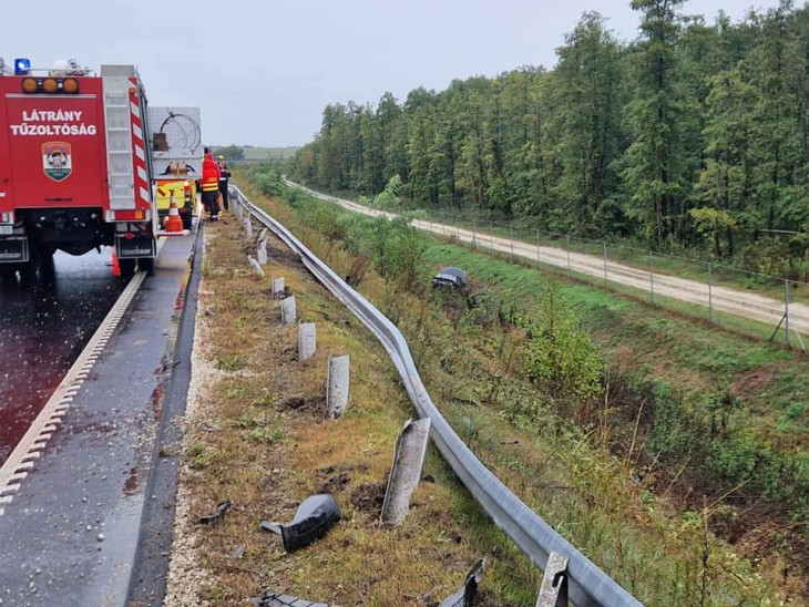 Átszakította a szalagkorlátot, majd az árokban landolt egy BMW-s a 67-es úton