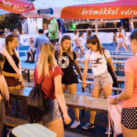 Elkergette az eső a fiatalokat a Kossuth térről - GALÉRIA