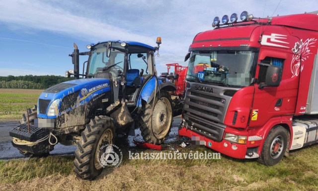Nyerges vontat&oacute; &eacute;s traktor &uuml;tk&ouml;z&ouml;tt &ouml;ssze Nagyat&aacute;d &eacute;s Somogyszob k&ouml;z&ouml;tt