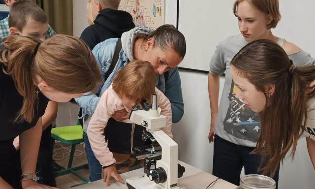 B&eacute;kav&eacute;r &eacute;s eg&eacute;rszőr mikroszk&oacute;p alatt &ndash; ilyen programokkal j&ouml;n a Kutat&oacute;k &Eacute;jszak&aacute;ja Kaposv&aacute;ron