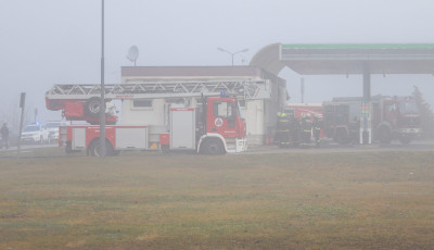 Nagyat&aacute;don tűz &uuml;t&ouml;tt ki az egyik benzink&uacute;t &eacute;p&uuml;let&eacute;ben