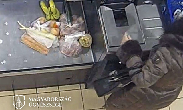 &Iacute;gy tr&uuml;kk&ouml;z&ouml;tt az &ouml;nkiszolg&aacute;l&oacute; kassz&aacute;n&aacute;l, t&ouml;bb mint 50 ezer forinttal r&ouml;vid&iacute;tette meg az &aacute;ruh&aacute;zat