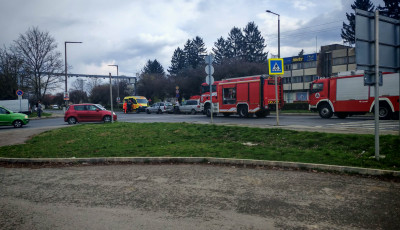 Baleset t&ouml;rt&eacute;nt Kaposv&aacute;ron a Domb&oacute;v&aacute;ri &uacute;t &eacute;s a Keny&eacute;rgy&aacute;r utca kereszteződ&eacute;s&eacute;n&eacute;l