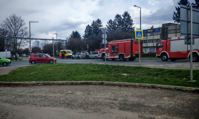 Baleset t&ouml;rt&eacute;nt Kaposv&aacute;ron a Domb&oacute;v&aacute;ri &uacute;t &eacute;s a Keny&eacute;rgy&aacute;r utca kereszteződ&eacute;s&eacute;n&eacute;l