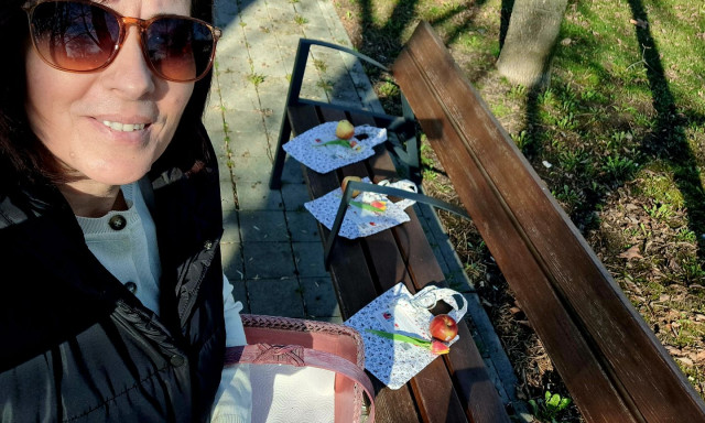 &bdquo;T&uuml;nd&eacute;r-batyuk&rdquo; a J&oacute;kai Ligetben: apr&oacute; aj&aacute;nd&eacute;kokat hagyott a padokon Kaposv&aacute;r kedvess&eacute;g nagyk&ouml;vete