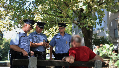 V&aacute;rosszerte hajl&eacute;ktalanokat, a Ny&aacute;r utc&aacute;ban a k&ouml;zlekedőket ellenőrizt&eacute;k a rendőr&ouml;k