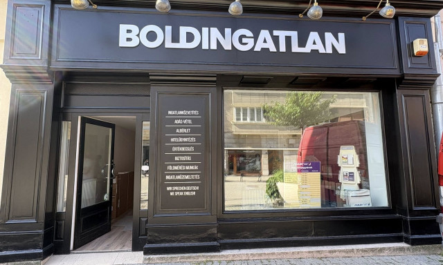 A Boldingatlan k&ouml;lt&ouml;zik a FotoStop hely&eacute;re a s&eacute;t&aacute;l&oacute;utc&aacute;n