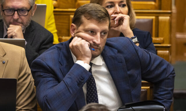 Bocs&aacute;natot k&eacute;rt a fideszes k&eacute;pviselő, mert kital&aacute;lt nevű aradi v&eacute;rtan&uacute;kkal eml&eacute;kezett meg okt&oacute;ber 6-&aacute;r&oacute;l