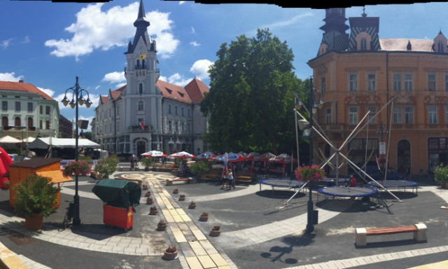Az utols&oacute; sim&iacute;t&aacute;sokat v&eacute;gzik a Kossuth t&eacute;ren - mutatjuk milyen b&oacute;d&eacute;kat h&uacute;ztak fel
