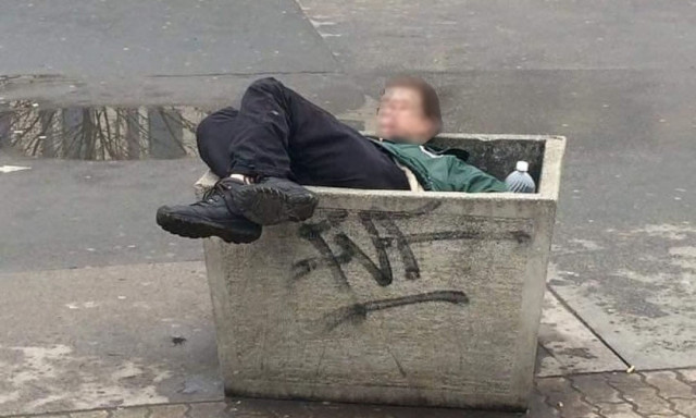 Becigiztette r&eacute;gi haverj&aacute;t, majd miut&aacute;n el&aacute;jult, sz&eacute;pen elvette 30 ezer forintj&aacute;t