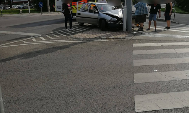 Hal&aacute;los baleset Kaposv&aacute;ron - Villanyoszlopnak &uuml;tk&ouml;z&ouml;tt egy aut&oacute;s a Petőfi utc&aacute;ban