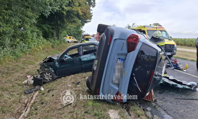 H&aacute;rom aut&oacute; &uuml;tk&ouml;z&ouml;tt Somn&aacute;l, az egyik utast a tűzolt&oacute;k v&aacute;gt&aacute;k ki