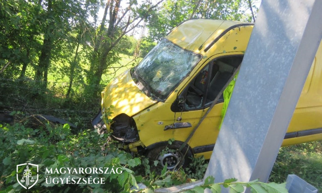 R&eacute;szegen k&ouml;t&ouml;tte el a teherg&eacute;pkocsit, mik&ouml;zben a tulaj &eacute;pp kipakolt belőle - Tot&aacute;lk&aacute;rosra t&ouml;rte