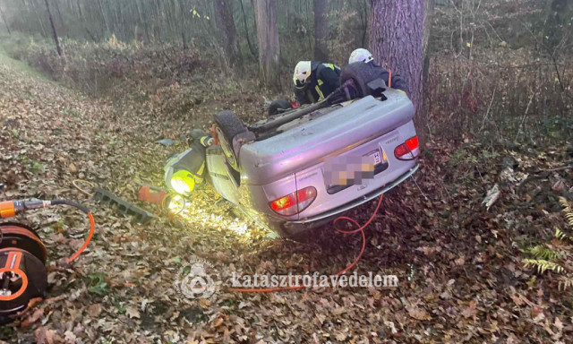 Felborult egy aut&oacute; Kisbajom k&ouml;zel&eacute;ben