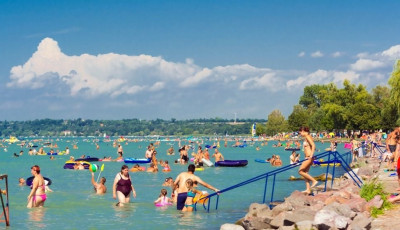 Szuperstrand &eacute;p&uuml;l a Balatonon