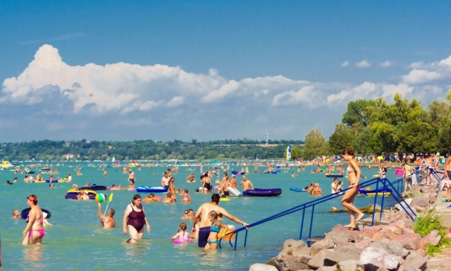 Szuperstrand &eacute;p&uuml;l a Balatonon