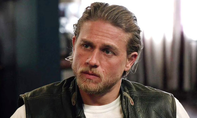 Charlie Hunnam lesz a Sz&ouml;rnyetegek 3. &eacute;vad&aacute;nak főszereplője