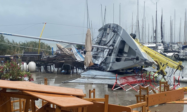 Sz&aacute;mos K&eacute;kszalagra es&eacute;lyes haj&oacute; szenvedett elk&eacute;pesztő k&aacute;rokat a h&eacute;tfői viharban