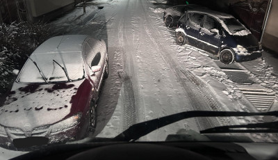 Parkol&oacute; aut&oacute;k akad&aacute;lyozt&aacute;k a h&oacute;kotr&oacute;kat Kaposv&aacute;ron