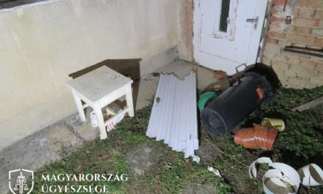 &Ouml;nk&eacute;nyesen haszn&aacute;lta j&oacute;tevője kaposv&aacute;ri h&aacute;z&aacute;t, bet&ouml;rt hozz&aacute; am&iacute;g az a k&oacute;rh&aacute;zban volt