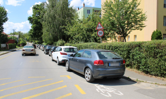 Egy Audit &eacute;s egy Seatot is megh&uacute;ztak a v&aacute;rosban, szemtan&uacute;kat keresnek