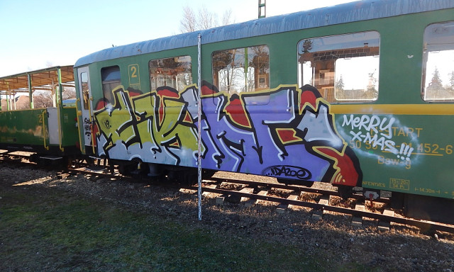 Graffiti ker&uuml;lt a balatonfenyvesi kisvas&uacute;t oldal&aacute;ra, elfogt&aacute;k a festőt
