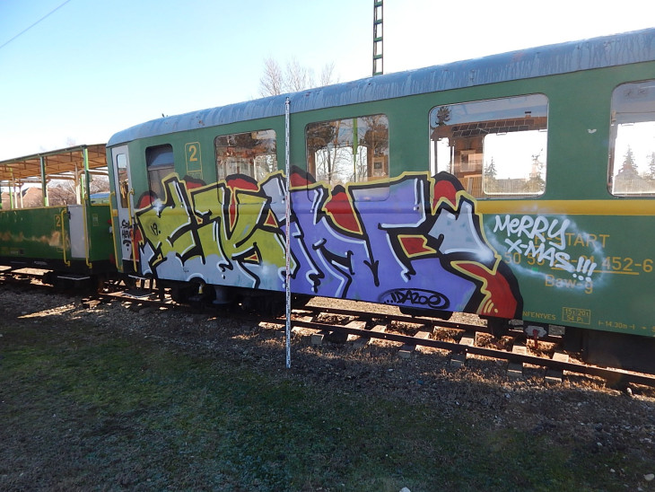 Graffiti került a balatonfenyvesi kisvasút oldalára, elfogták a festőt