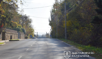 Kanyarod&oacute; aut&oacute;s &uuml;t&ouml;tte el a motorost, maradand&oacute; fogyat&eacute;koss&aacute;g lett a baleset v&eacute;ge