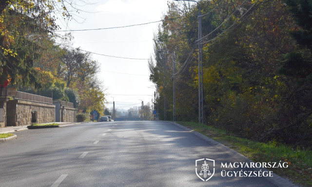 Kanyarod&oacute; aut&oacute;s &uuml;t&ouml;tte el a motorost, maradand&oacute; fogyat&eacute;koss&aacute;g lett a baleset v&eacute;ge